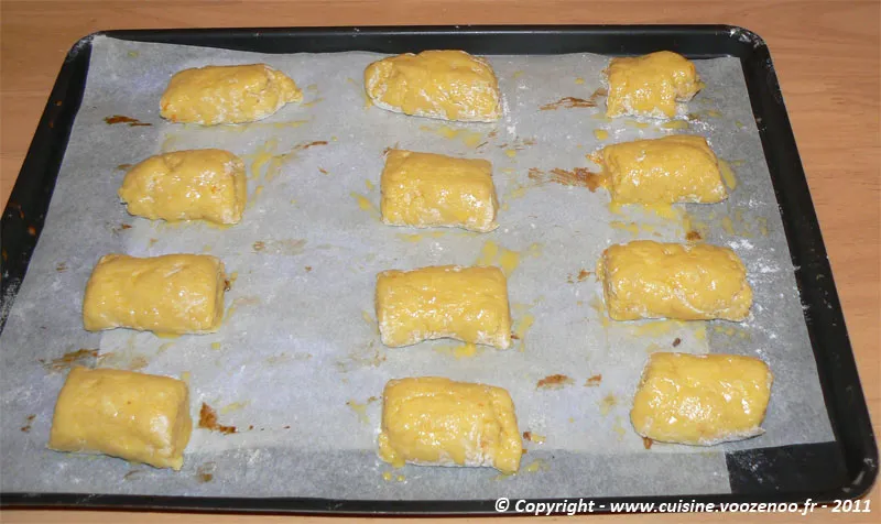 Les biscuits avant cuisson sur la plaque Les biscuits avant cuisson sur la plaque
