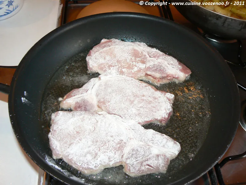 Côtes de porc au fromage fondant et champignons etape1 Côtes de porc au fromage fondant et champignons etape1