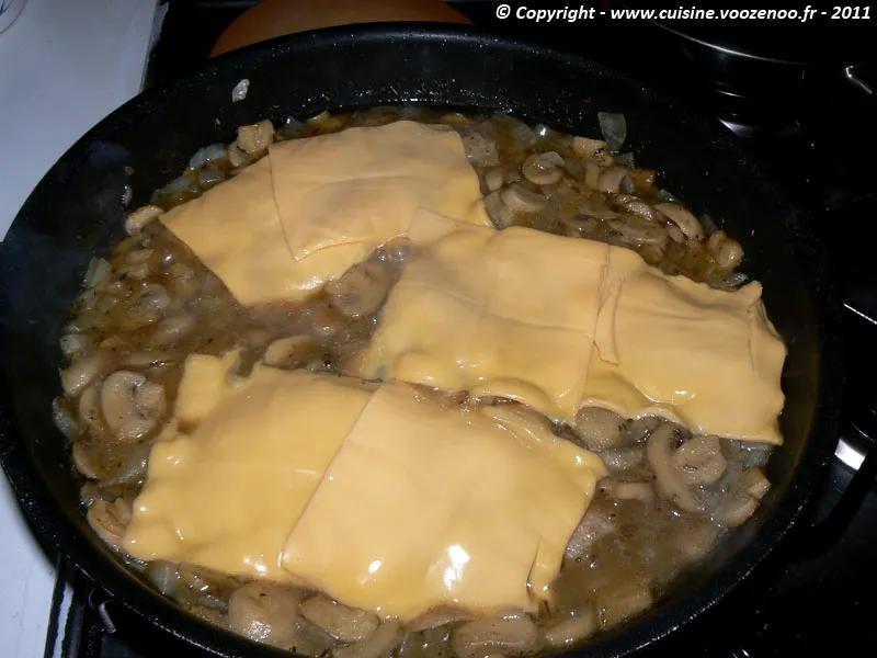 Côtes de porc au fromage fondant et champignons etape4 Côtes de porc au fromage fondant et champignons etape4