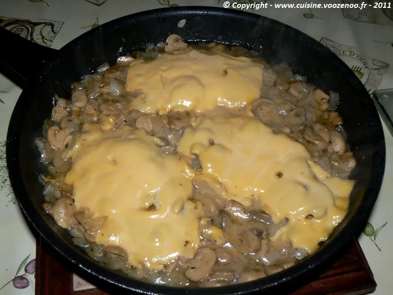 Côtes de porc au fromage fondant et champignons fin Côtes de porc au fromage fondant et champignons fin