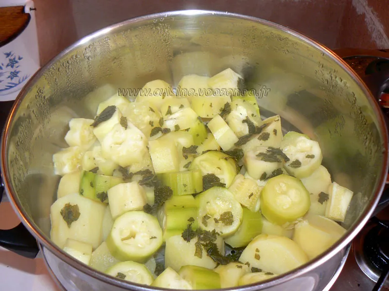 Puree de pommes de terre, courgettes et menthe etape1 Puree de pommes de terre, courgettes et menthe etape1