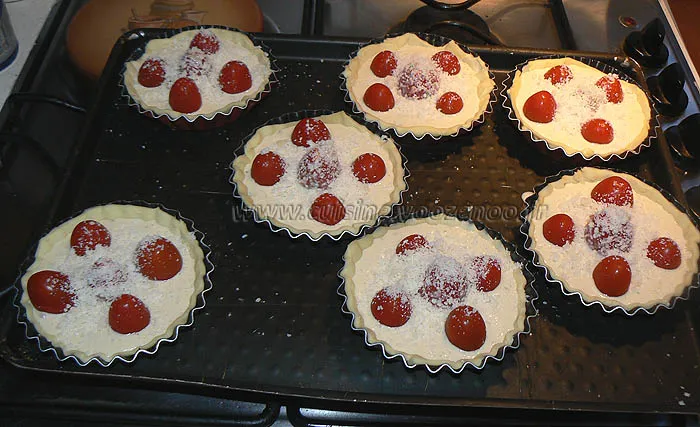 Tartelettes aux tomates cerises, parmesan et basilic etape3
