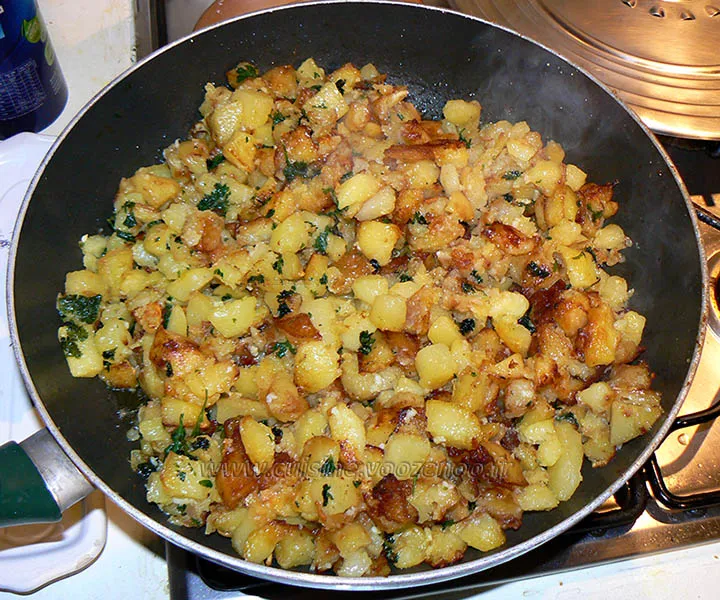 Poêlée de pommes de terre ail et persil, cantal vieux etape2